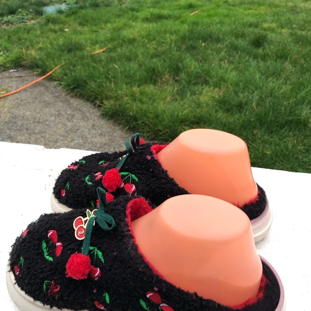 Juicy Couture Women’s Black Red Cherry Embroidered Slippers Size 7